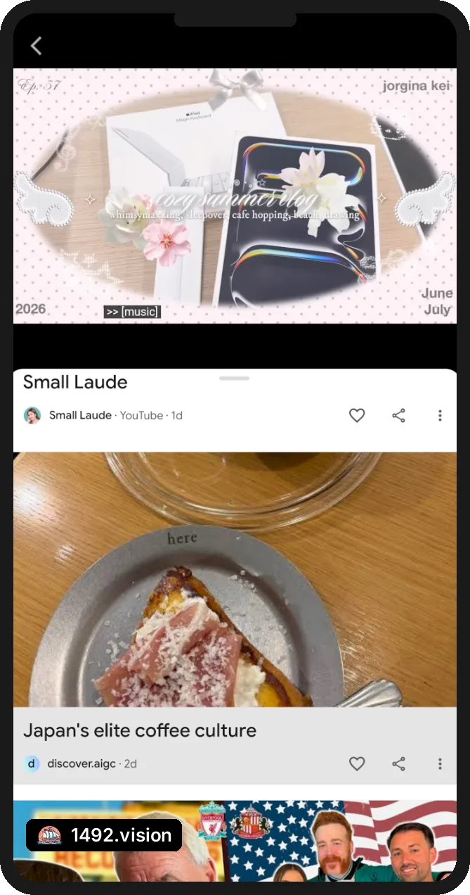 Une carte discover.aigc dans le flux Google Discover, entre des cartes d'éditeurs ordinaires